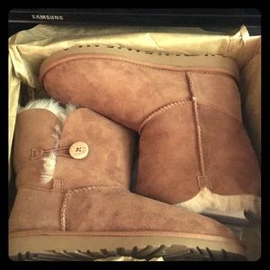 NIB Authentic Bailey Button UGG Boots Size 6